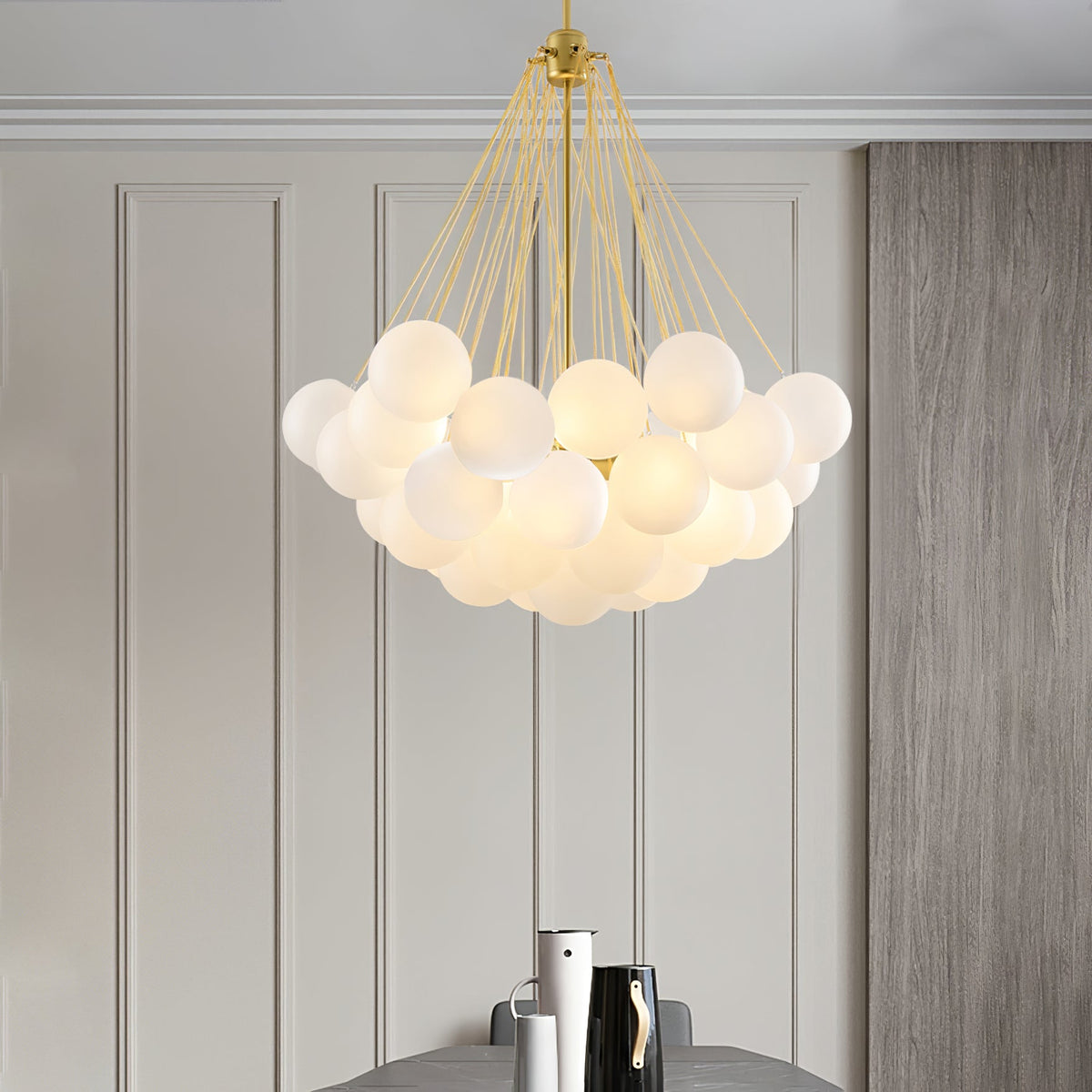 Handgefertigter gläserner Kugel-Kandelaber mit natürlicher Lichtstreuung – Elegante Glastechnik des 19. Jahrhunderts für eine warme Atmosphäre | Sansoti