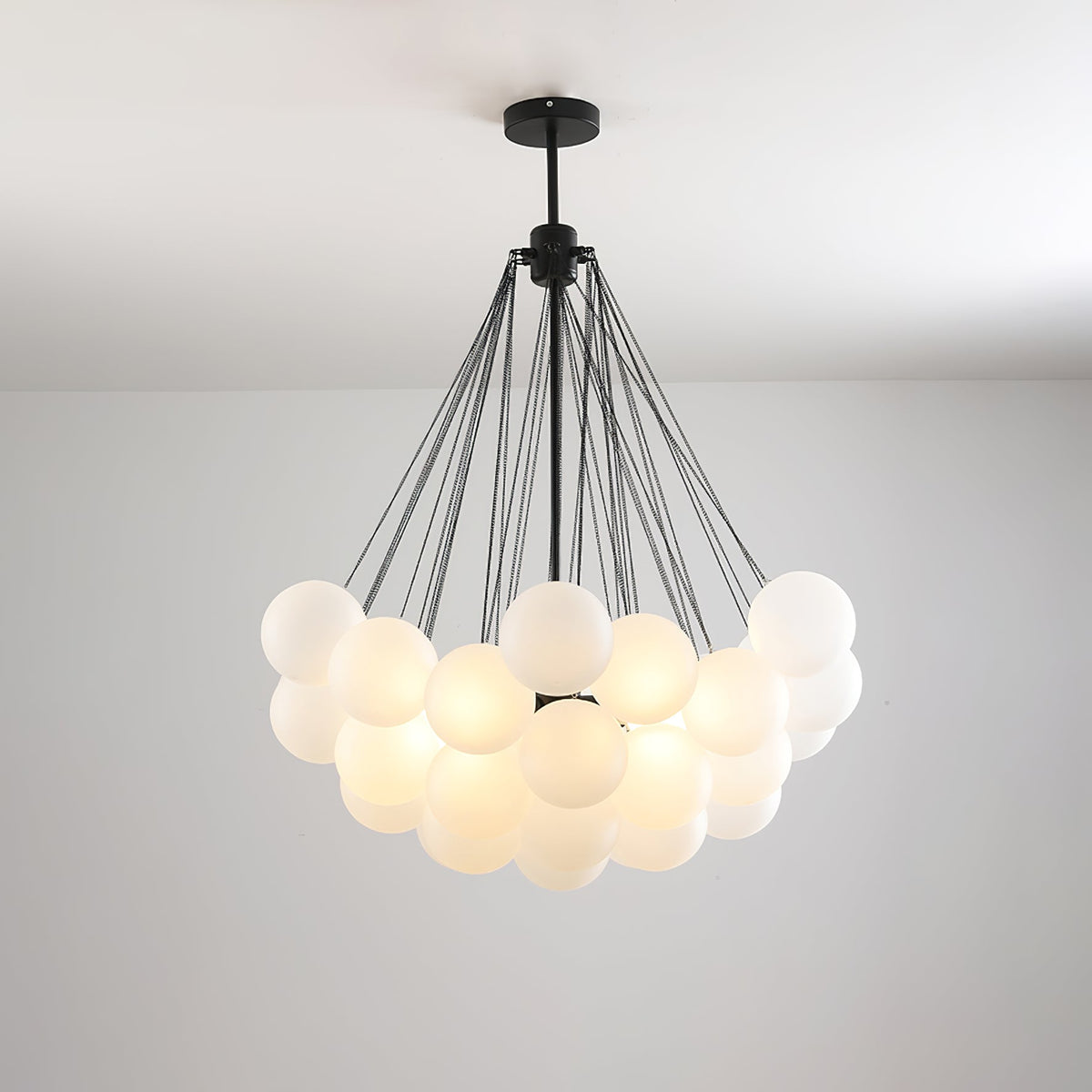 Handgefertigter gläserner Kugel-Kandelaber mit natürlicher Lichtstreuung – Elegante Glastechnik des 19. Jahrhunderts für eine warme Atmosphäre | Sansoti