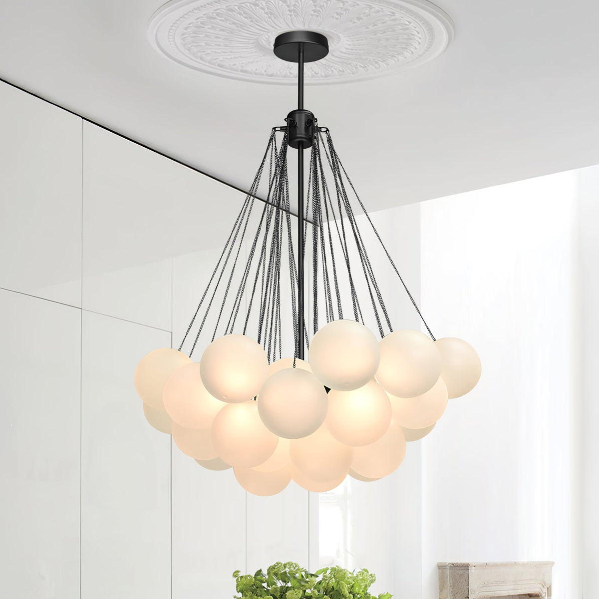Handgefertigter gläserner Kugel-Kandelaber mit natürlicher Lichtstreuung – Elegante Glastechnik des 19. Jahrhunderts für eine warme Atmosphäre | Sansoti