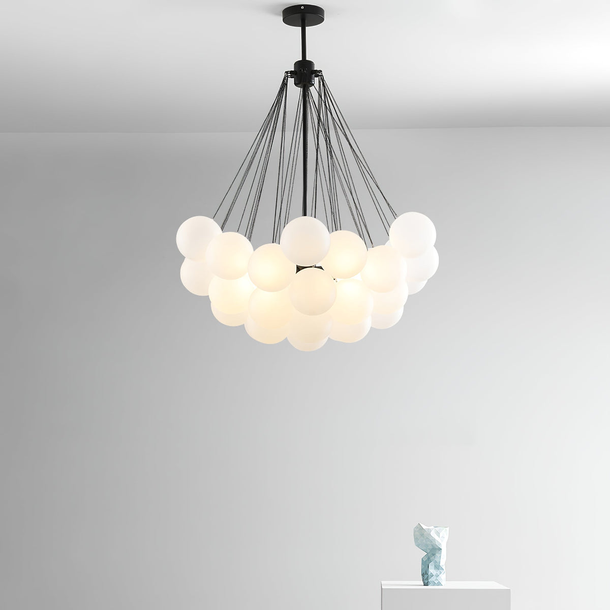Handgefertigter gläserner Kugel-Kandelaber mit natürlicher Lichtstreuung – Elegante Glastechnik des 19. Jahrhunderts für eine warme Atmosphäre | Sansoti