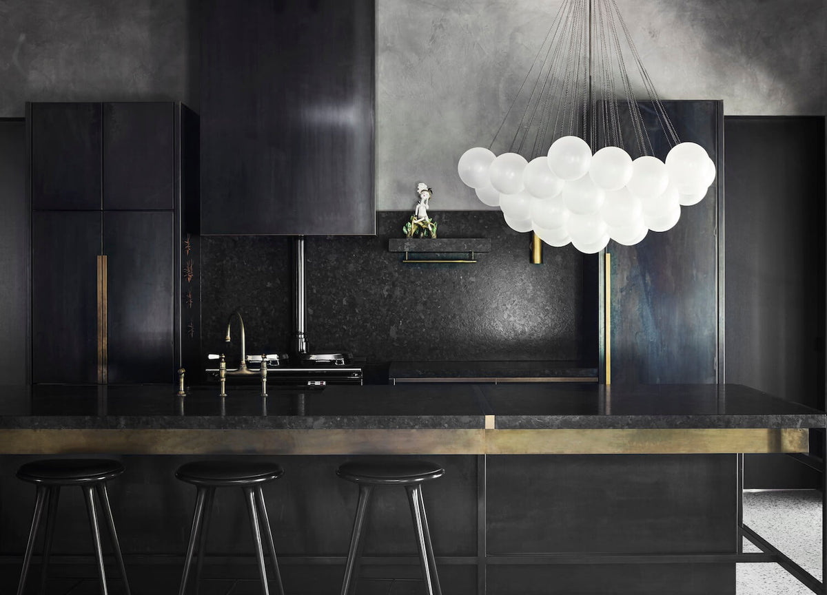 Handgefertigter gläserner Kugel-Kandelaber mit natürlicher Lichtstreuung – Elegante Glastechnik des 19. Jahrhunderts für eine warme Atmosphäre | Sansoti