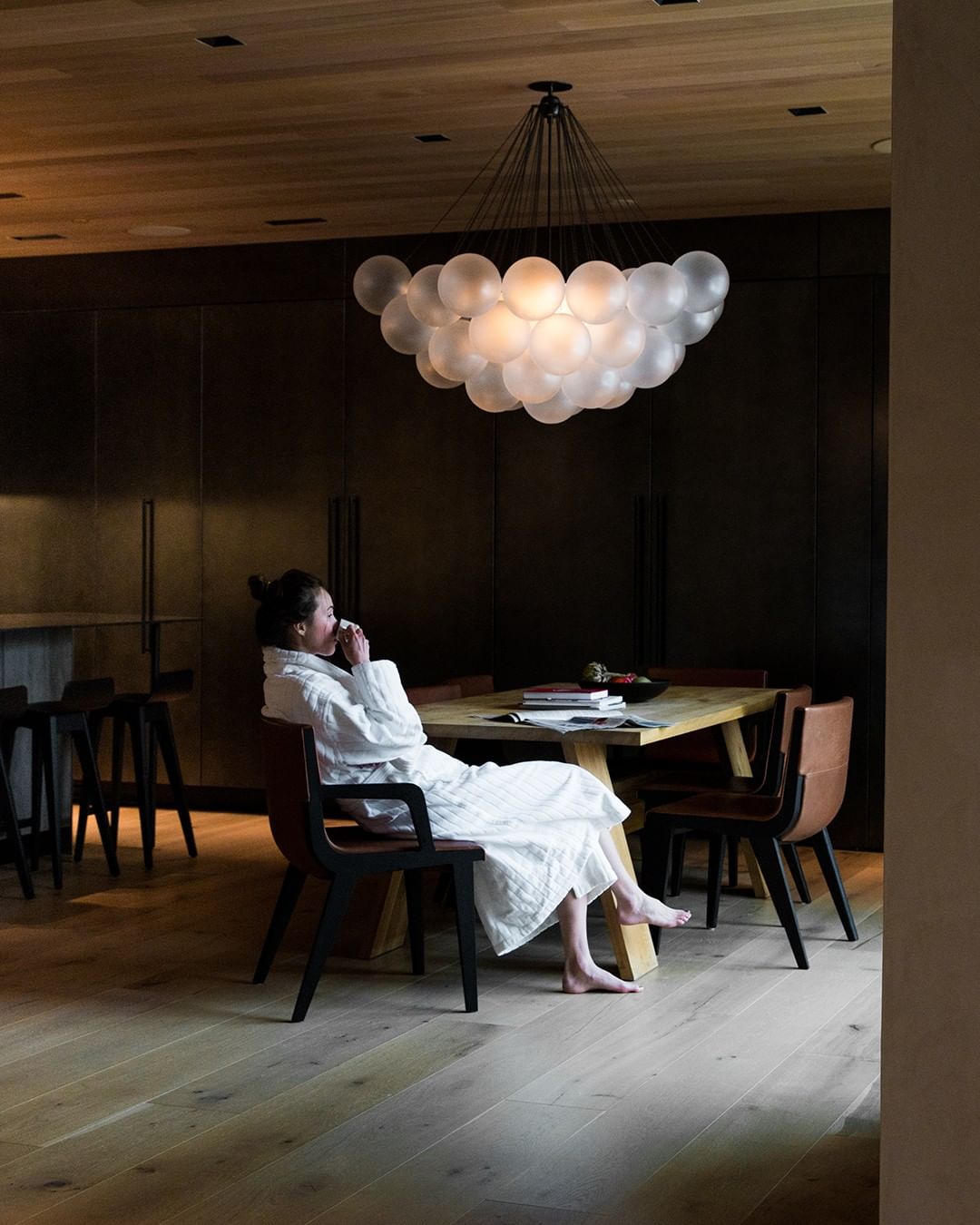 Handgefertigter gläserner Kugel-Kandelaber mit natürlicher Lichtstreuung – Elegante Glastechnik des 19. Jahrhunderts für eine warme Atmosphäre | Sansoti