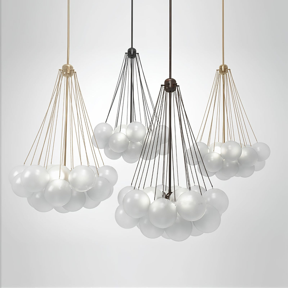 Handgefertigter gläserner Kugel-Kandelaber mit natürlicher Lichtstreuung – Elegante Glastechnik des 19. Jahrhunderts für eine warme Atmosphäre | Sansoti