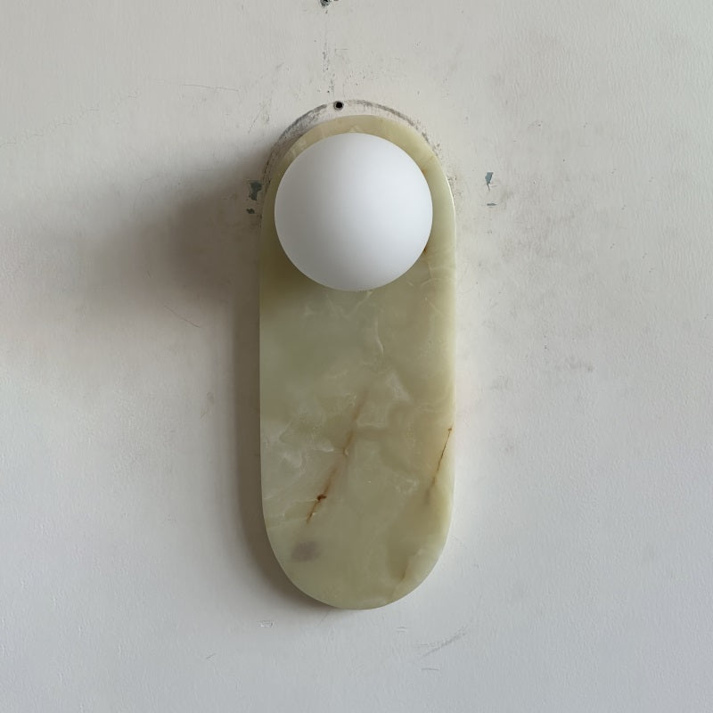Luksusowa lampa ścienna z jadeitu lub marmuru ze szklanym kloszem – oświetlenie designerskie w stylu mid-century do sypialni i przedpokoju | Sansoti