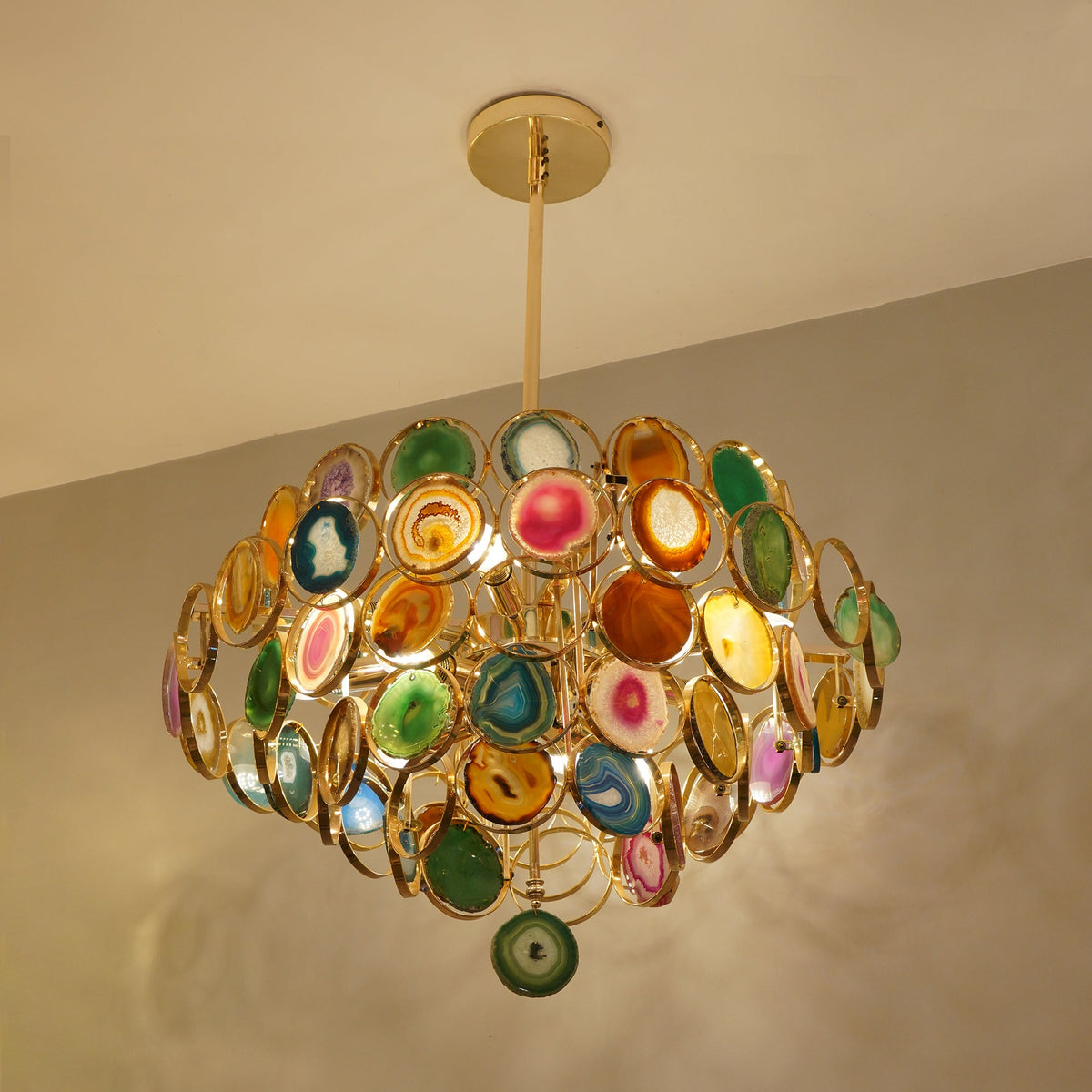 Lustre en agate – Suspension en pierre naturelle avec montage doré – Véritable agate brésilienne éclairée | Sansoti