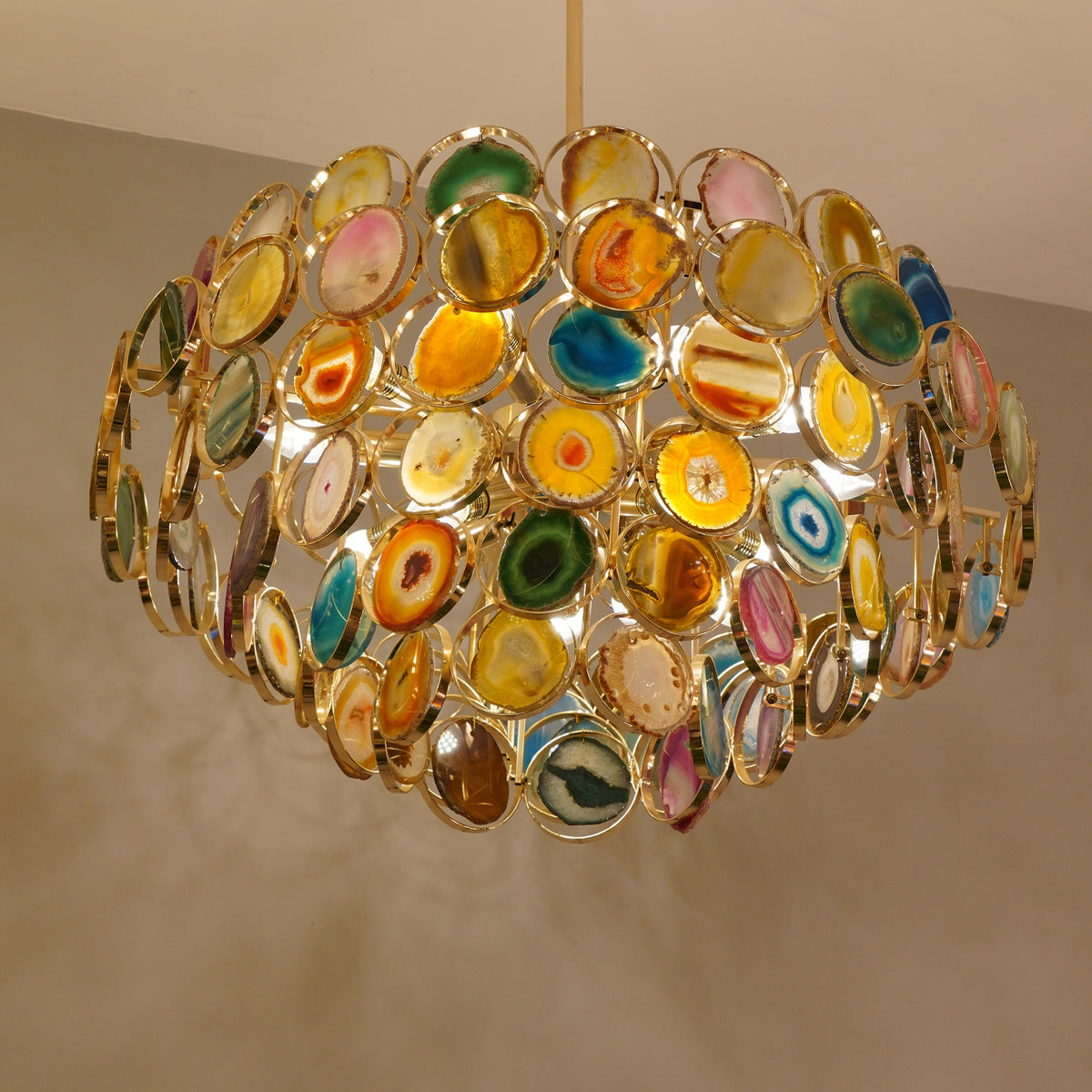 Lustre en agate – Suspension en pierre naturelle avec montage doré – Véritable agate brésilienne éclairée | Sansoti