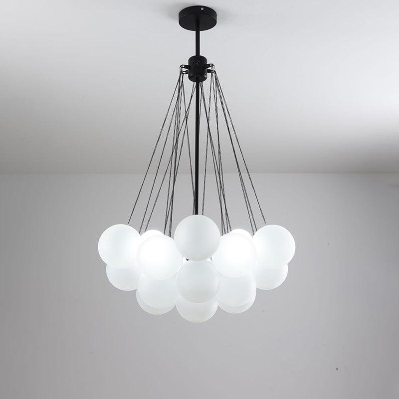Handgefertigter gläserner Kugel-Kandelaber mit natürlicher Lichtstreuung – Elegante Glastechnik des 19. Jahrhunderts für eine warme Atmosphäre | Sansoti