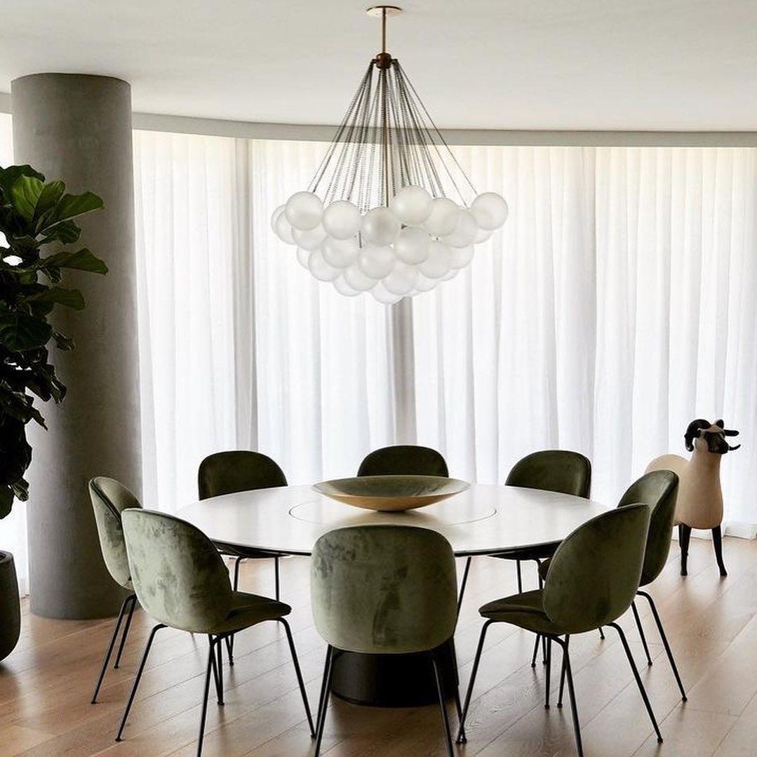 Handgefertigter gläserner Kugel-Kandelaber mit natürlicher Lichtstreuung – Elegante Glastechnik des 19. Jahrhunderts für eine warme Atmosphäre | Sansoti