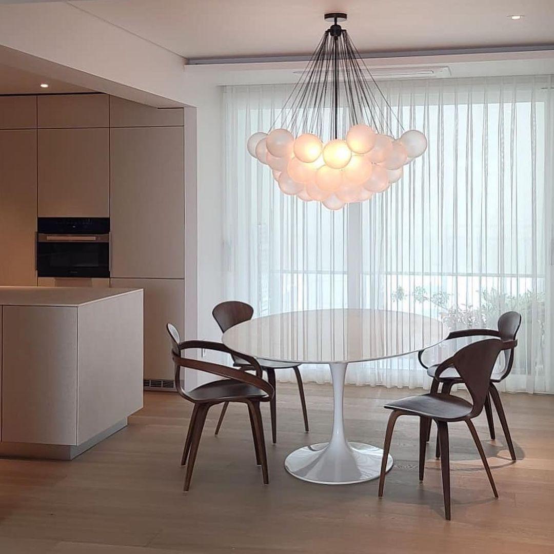 Handgefertigter gläserner Kugel-Kandelaber mit natürlicher Lichtstreuung – Elegante Glastechnik des 19. Jahrhunderts für eine warme Atmosphäre | Sansoti