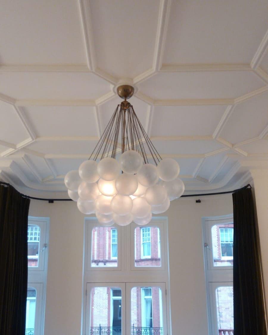 Handgefertigter gläserner Kugel-Kandelaber mit natürlicher Lichtstreuung – Elegante Glastechnik des 19. Jahrhunderts für eine warme Atmosphäre | Sansoti