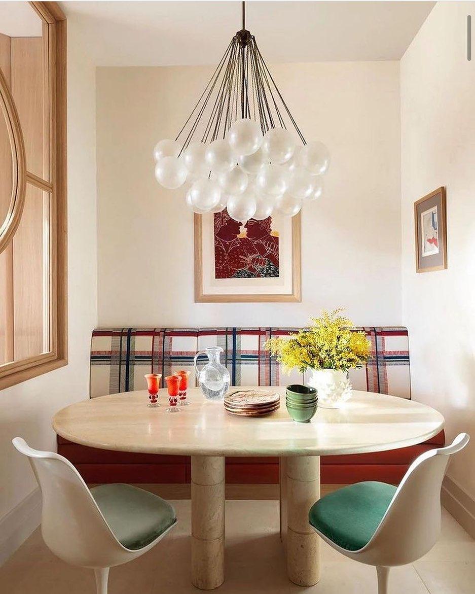 Handgefertigter gläserner Kugel-Kandelaber mit natürlicher Lichtstreuung – Elegante Glastechnik des 19. Jahrhunderts für eine warme Atmosphäre | Sansoti