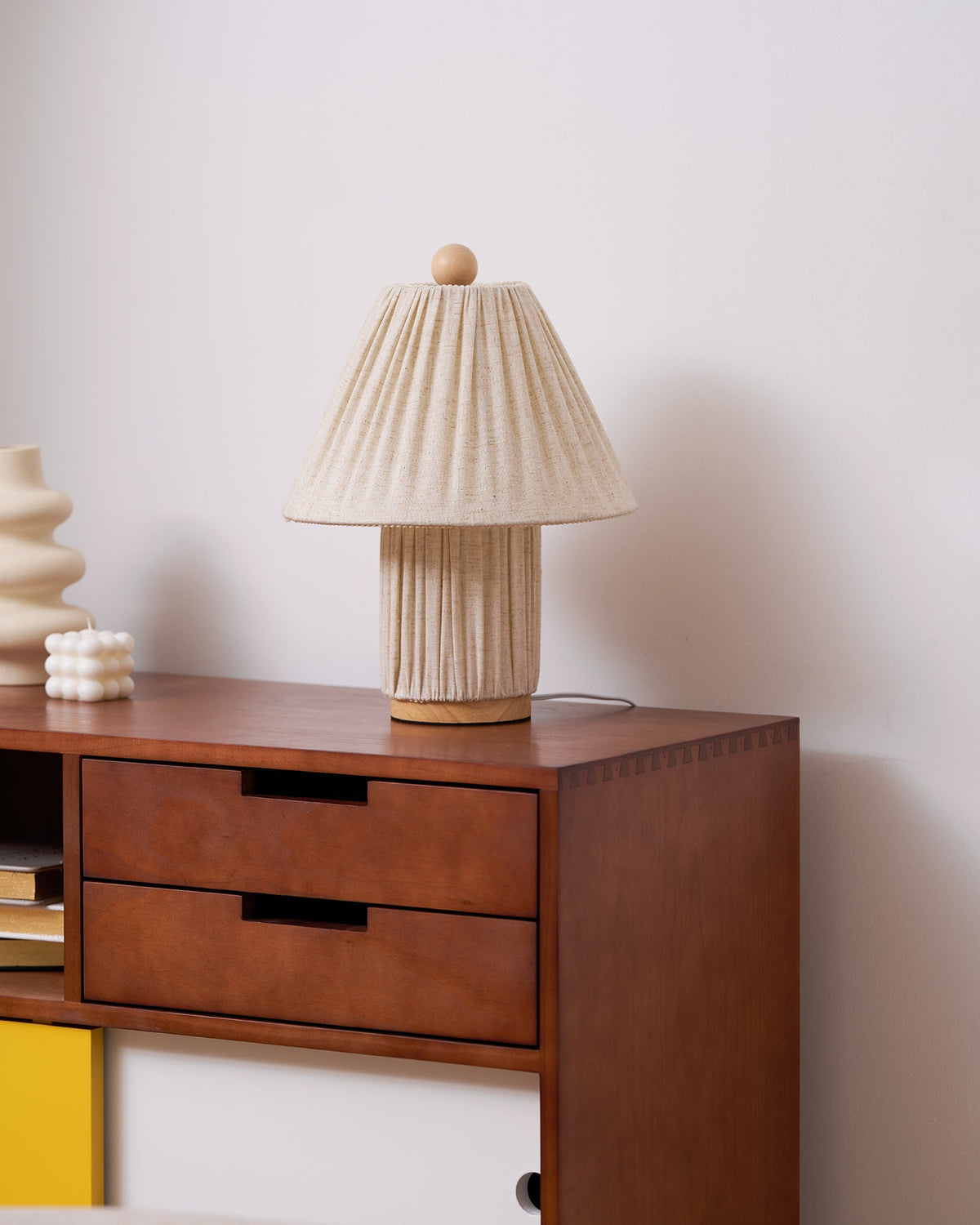 Retro Tafellamp met Geplooide Stoffen Kap – Warm Zacht Licht – Scandinavisch Minimalistisch Design voor Slaapkamer Woonkamer | Sansoti