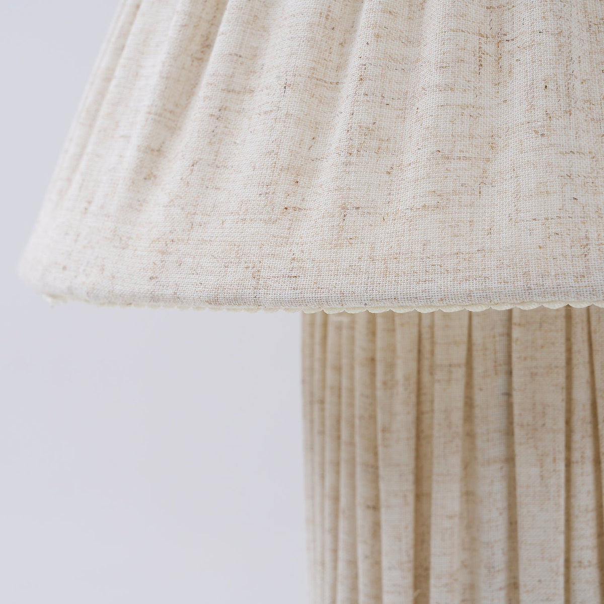 Retro Tafellamp met Geplooide Stoffen Kap – Warm Zacht Licht – Scandinavisch Minimalistisch Design voor Slaapkamer Woonkamer | Sansoti
