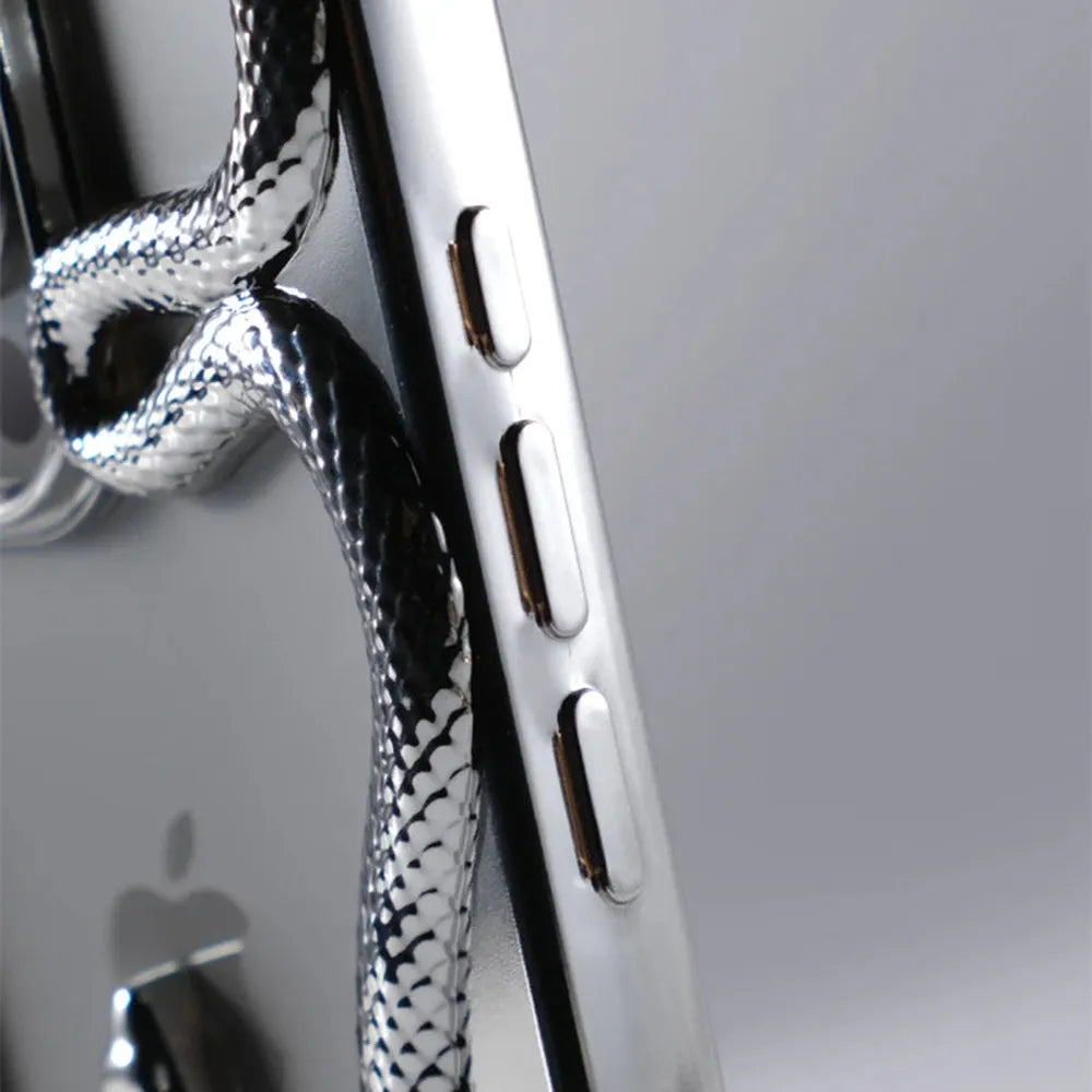 iPhone Case with Snake Pattern and Reinforced Bumper – Matte and Chrome Finish for iPhone 12-17 | Sansoti