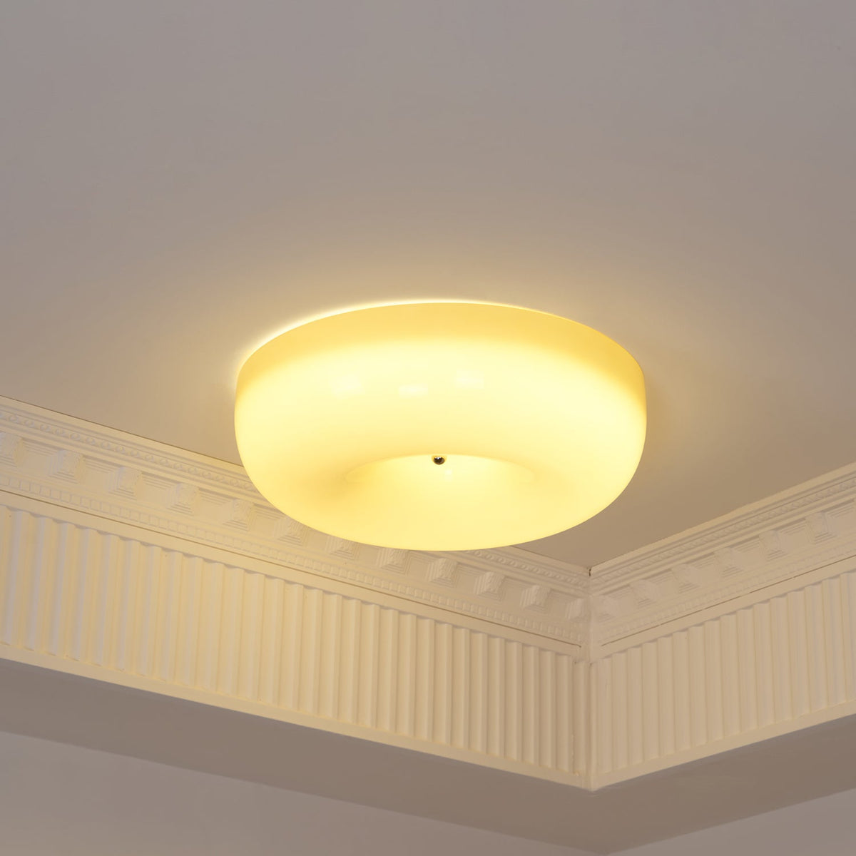 Deckenlampe Milchglas 32–46 cm | Glaskugel mit Silberakzent | Dimmbares Deckenlicht Warmweiß | Sansoti