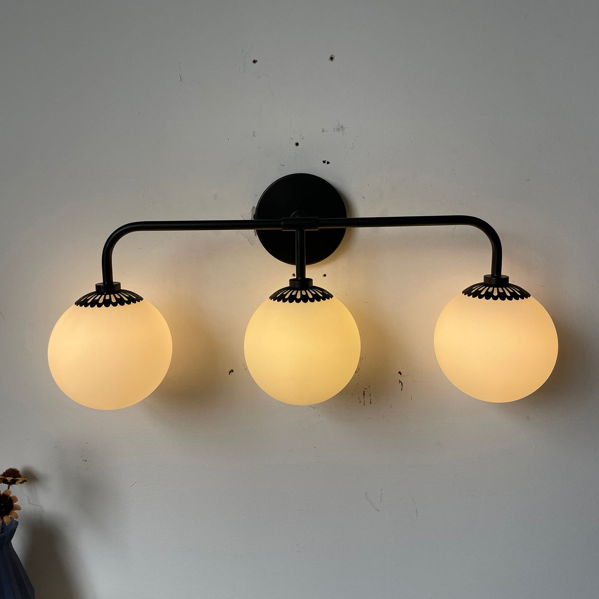 Art Deco Wall Lamp with Flower Shade and Glass Globe – Design Wall Lighting in Brass, Black, or Nickel for Living Room and Bathroom | Sansoti