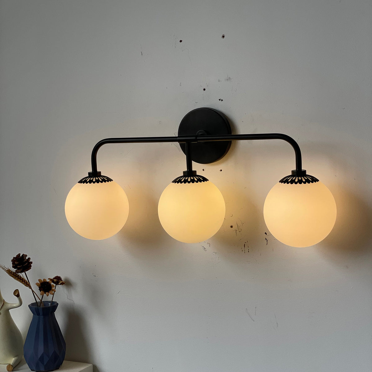Art Deco Wall Lamp with Flower Shade and Glass Globe – Design Wall Lighting in Brass, Black, or Nickel for Living Room and Bathroom | Sansoti