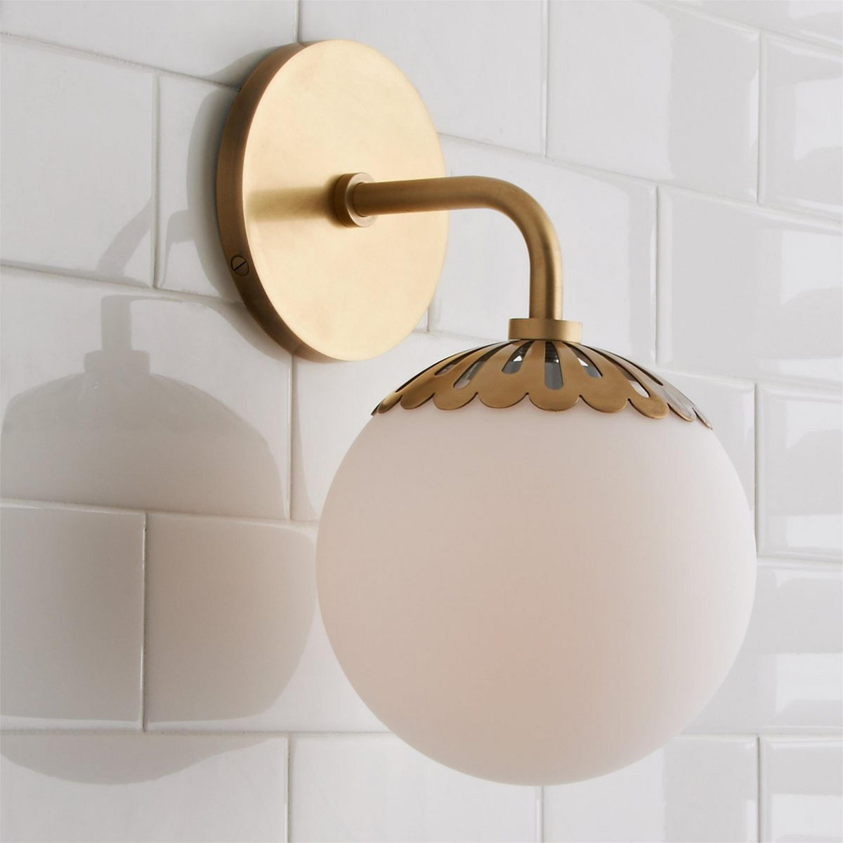 Art Deco Wall Lamp with Flower Shade and Glass Globe – Design Wall Lighting in Brass, Black, or Nickel for Living Room and Bathroom | Sansoti