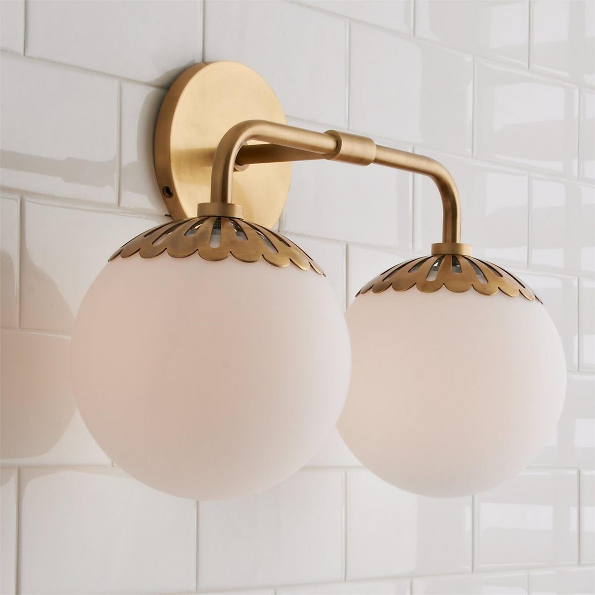 Art Deco Wall Lamp with Flower Shade and Glass Globe – Design Wall Lighting in Brass, Black, or Nickel for Living Room and Bathroom | Sansoti