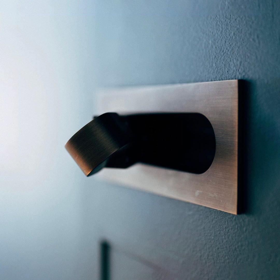 LED wall light with hidden switch – press to turn on, press to turn off – adjustable head for reading light beside the bed | Sansoti