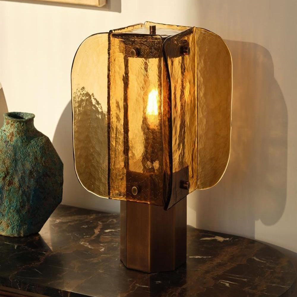 Glas-Tischlampe mit bernsteinfarbenen Paneelen und Kupferakzent — warme Stimmungsbeleuchtung | Sansoti