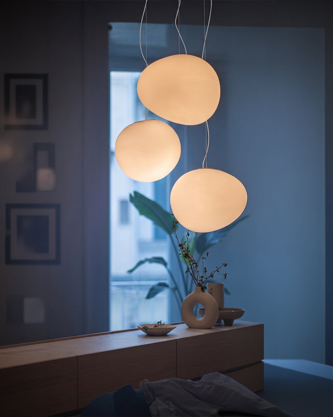 Suspension en verre laitonné soufflé bouche – Design moderne minimaliste avec lumière douce pour salle à manger et salon – 3 tailles disponibles – Blanc chaud 3000K | Sansoti