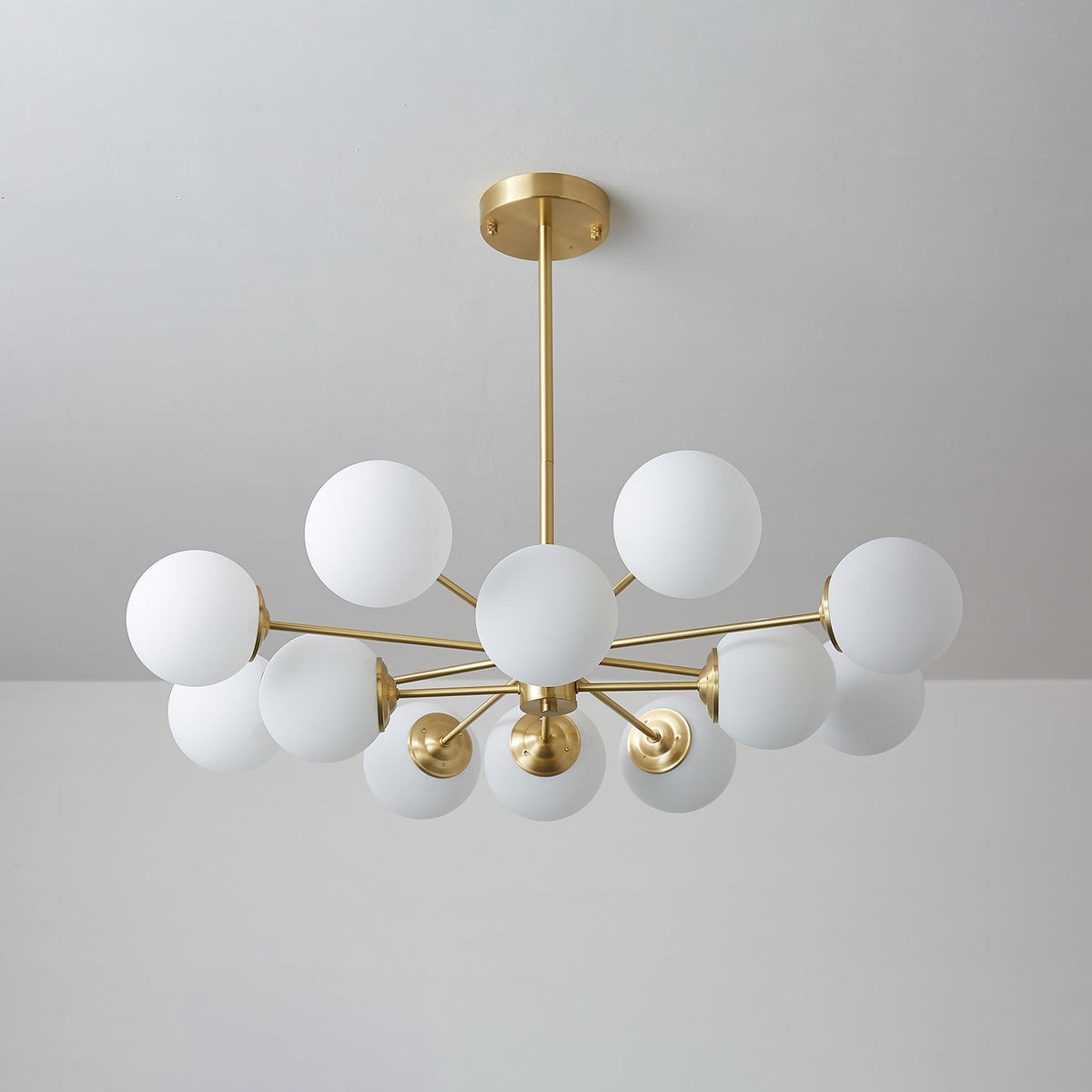 Kronleuchter aus Glaskugeln, Messing, Deckenleuchte, Esszimmer, Wohnzimmer, skandinavisches Design, modernes Interieur | Sansoti