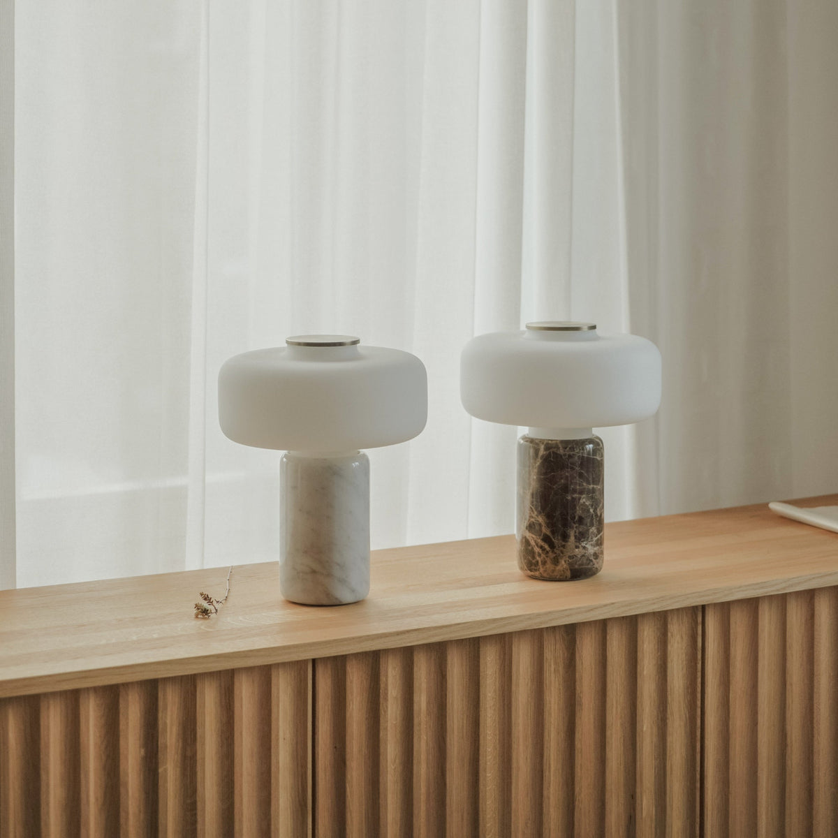 Wiederaufladbare Marmortischlampe mit Opalglas-Schirmchen – Dimmbar Kabelloses Stimmungslicht mit Natursteinbasis für Wohnzimmer Schlafzimmer Luxuriöses Interieur | Sansoti