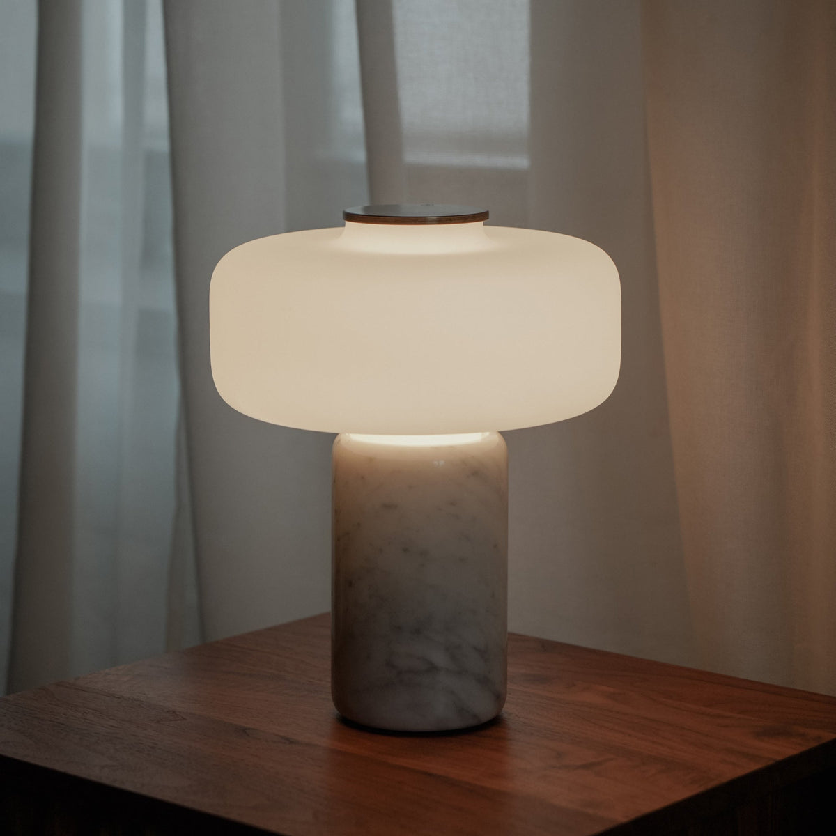 Wiederaufladbare Marmortischlampe mit Opalglas-Schirmchen – Dimmbar Kabelloses Stimmungslicht mit Natursteinbasis für Wohnzimmer Schlafzimmer Luxuriöses Interieur | Sansoti