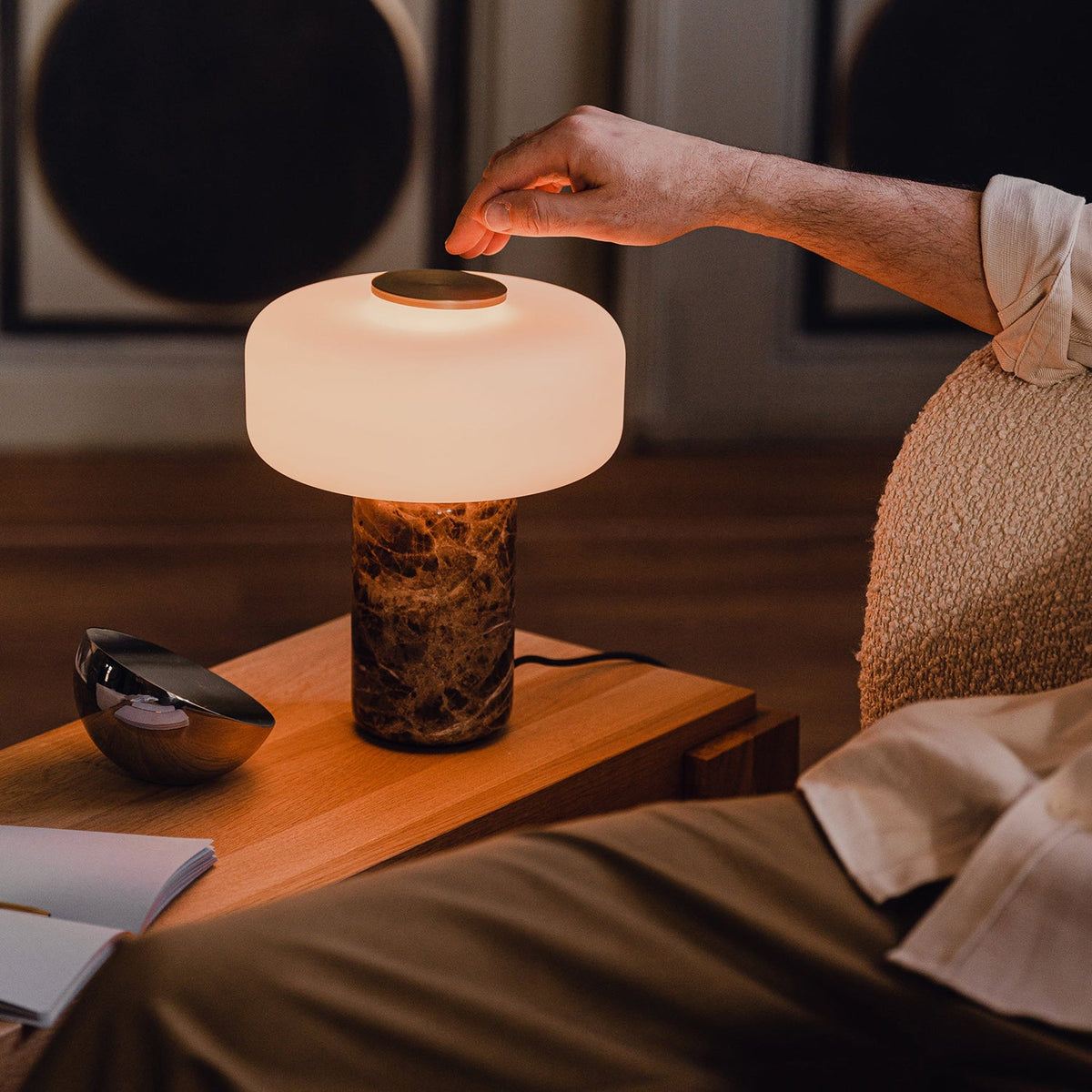 Wiederaufladbare Marmortischlampe mit Opalglas-Schirmchen – Dimmbar Kabelloses Stimmungslicht mit Natursteinbasis für Wohnzimmer Schlafzimmer Luxuriöses Interieur | Sansoti