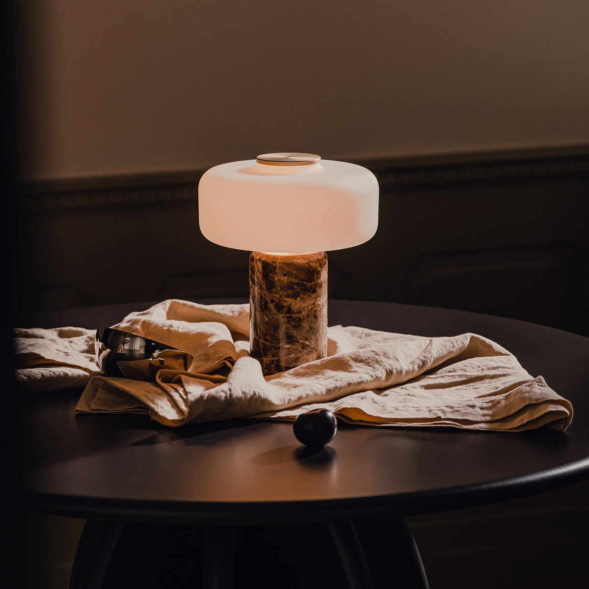 Wiederaufladbare Marmortischlampe mit Opalglas-Schirmchen – Dimmbar Kabelloses Stimmungslicht mit Natursteinbasis für Wohnzimmer Schlafzimmer Luxuriöses Interieur | Sansoti