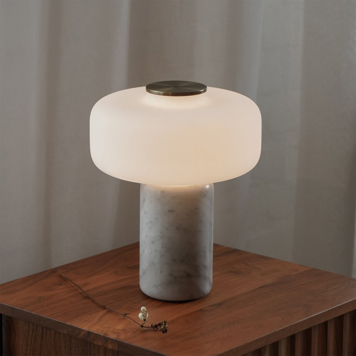 Wiederaufladbare Marmortischlampe mit Opalglas-Schirmchen – Dimmbar Kabelloses Stimmungslicht mit Natursteinbasis für Wohnzimmer Schlafzimmer Luxuriöses Interieur | Sansoti