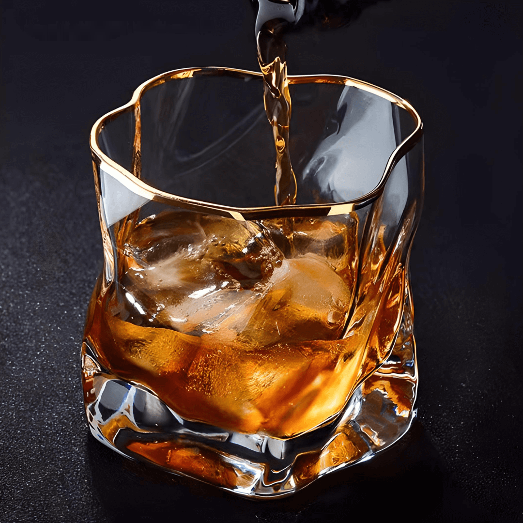 Verre à whisky japonais en cristal avec accent doré, texture en relief, verre haut de gamme pour whisky, cocktails et spiritueux à la maison | Sansoti
