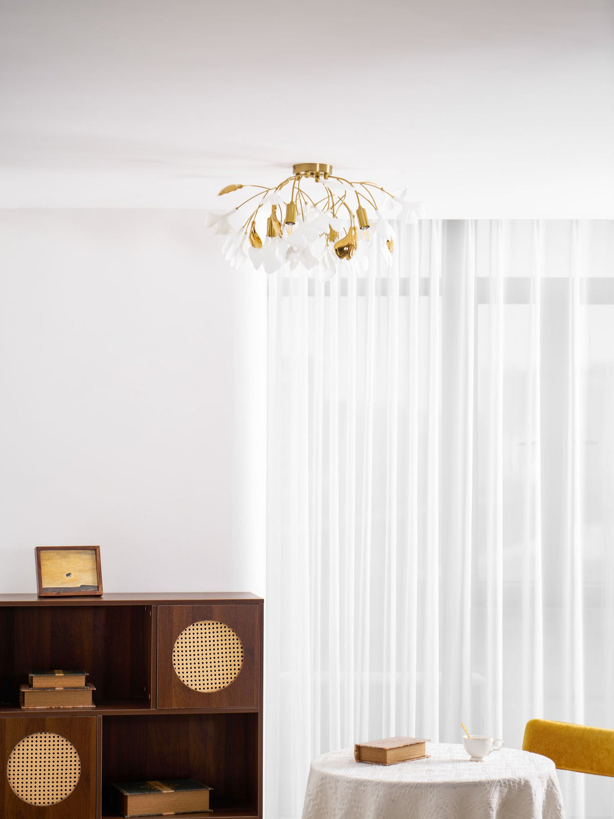 Keramische Hängelampe Ginkgo-Blatt – Goldfarbene Fassung mit weißen Blättern – Modernes, von der Natur inspiriertes Design für Wohnzimmer Esszimmer Schlafzimmer | Sansoti