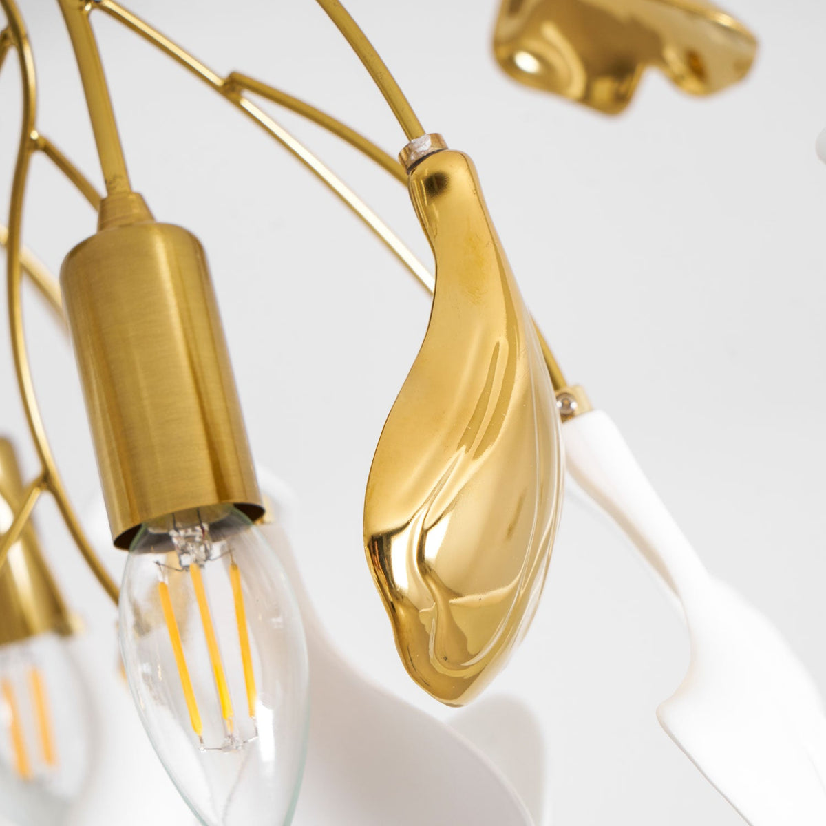 Keramische Hängelampe Ginkgo-Blatt – Goldfarbene Fassung mit weißen Blättern – Modernes, von der Natur inspiriertes Design für Wohnzimmer Esszimmer Schlafzimmer | Sansoti
