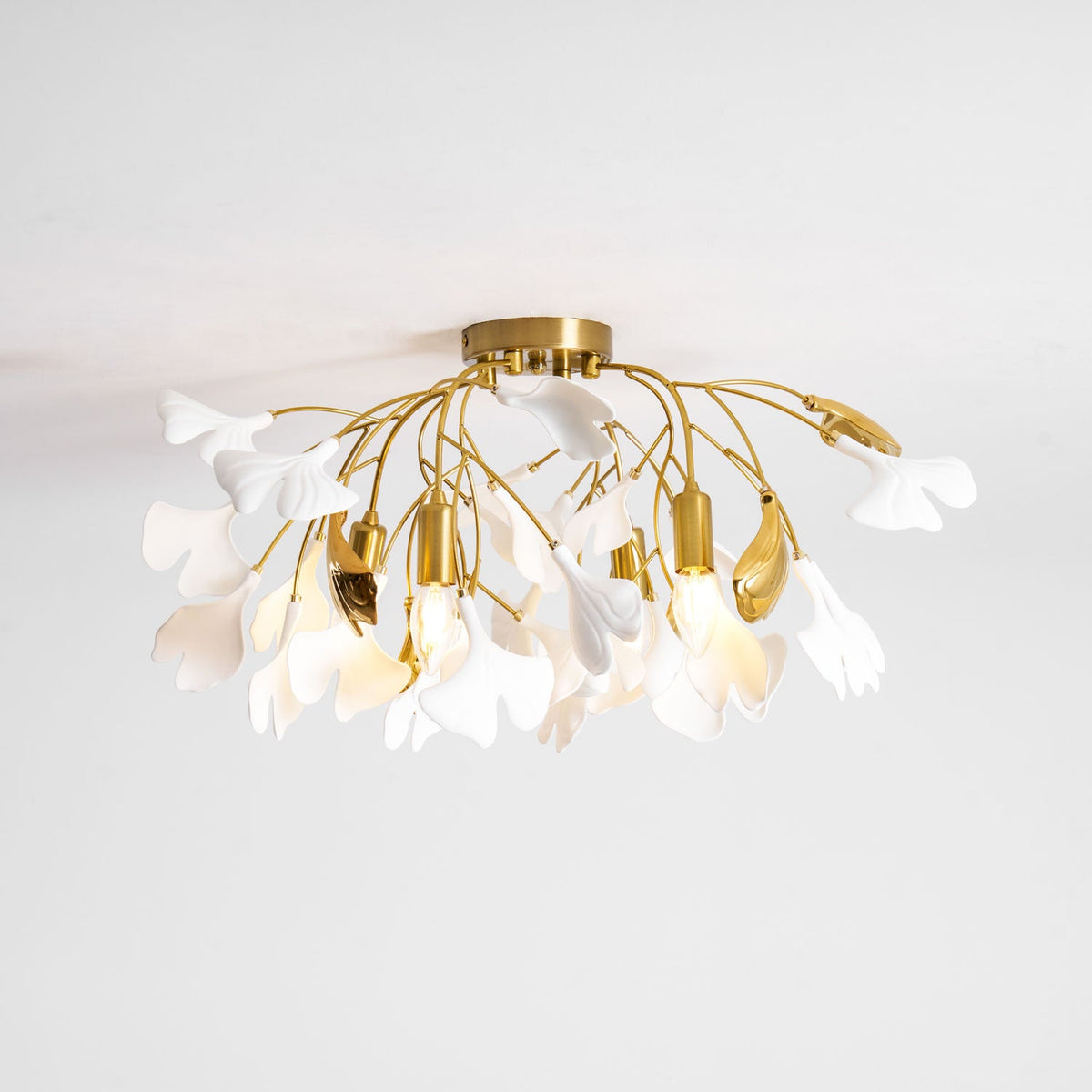 Keramische Hängelampe Ginkgo-Blatt – Goldfarbene Fassung mit weißen Blättern – Modernes, von der Natur inspiriertes Design für Wohnzimmer Esszimmer Schlafzimmer | Sansoti