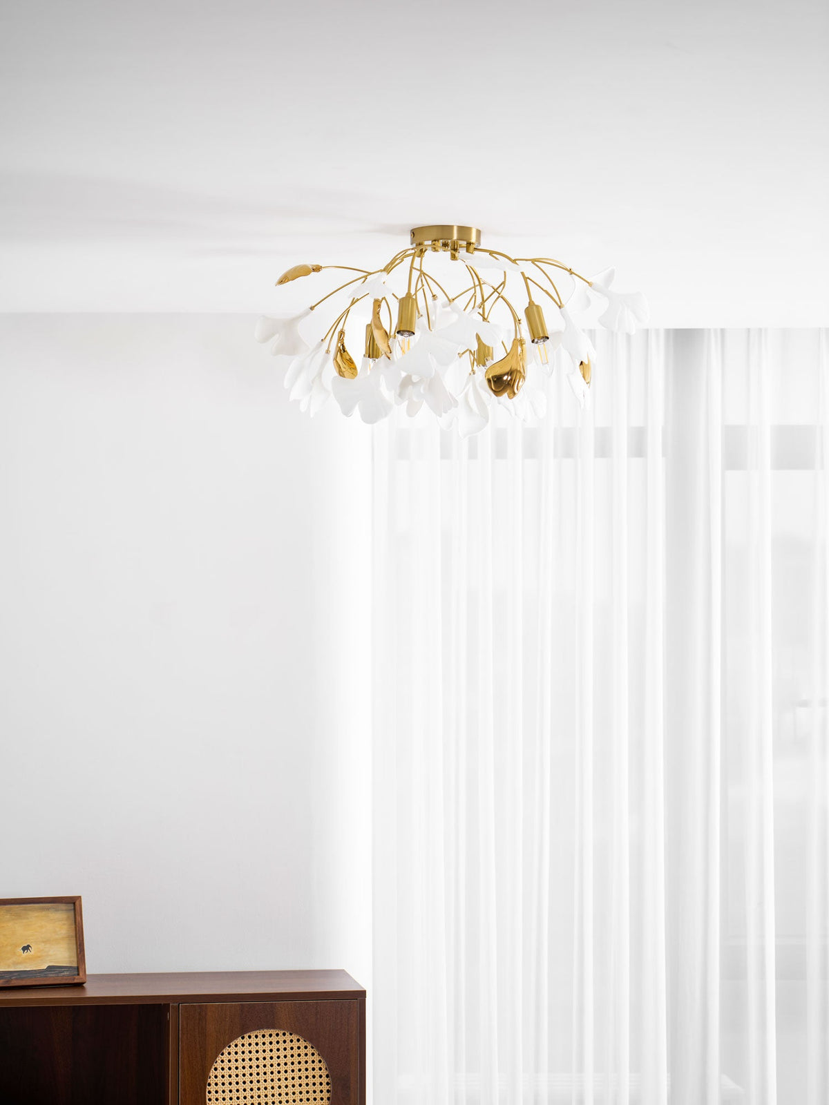 Keramische Hängelampe Ginkgo-Blatt – Goldfarbene Fassung mit weißen Blättern – Modernes, von der Natur inspiriertes Design für Wohnzimmer Esszimmer Schlafzimmer | Sansoti