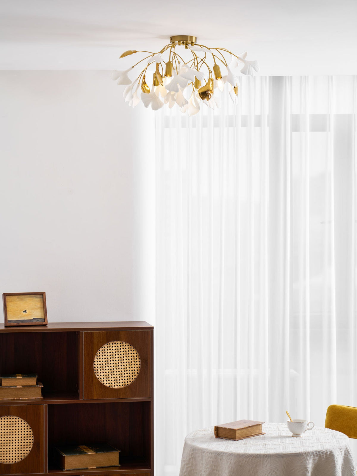 Keramische Hängelampe Ginkgo-Blatt – Goldfarbene Fassung mit weißen Blättern – Modernes, von der Natur inspiriertes Design für Wohnzimmer Esszimmer Schlafzimmer | Sansoti