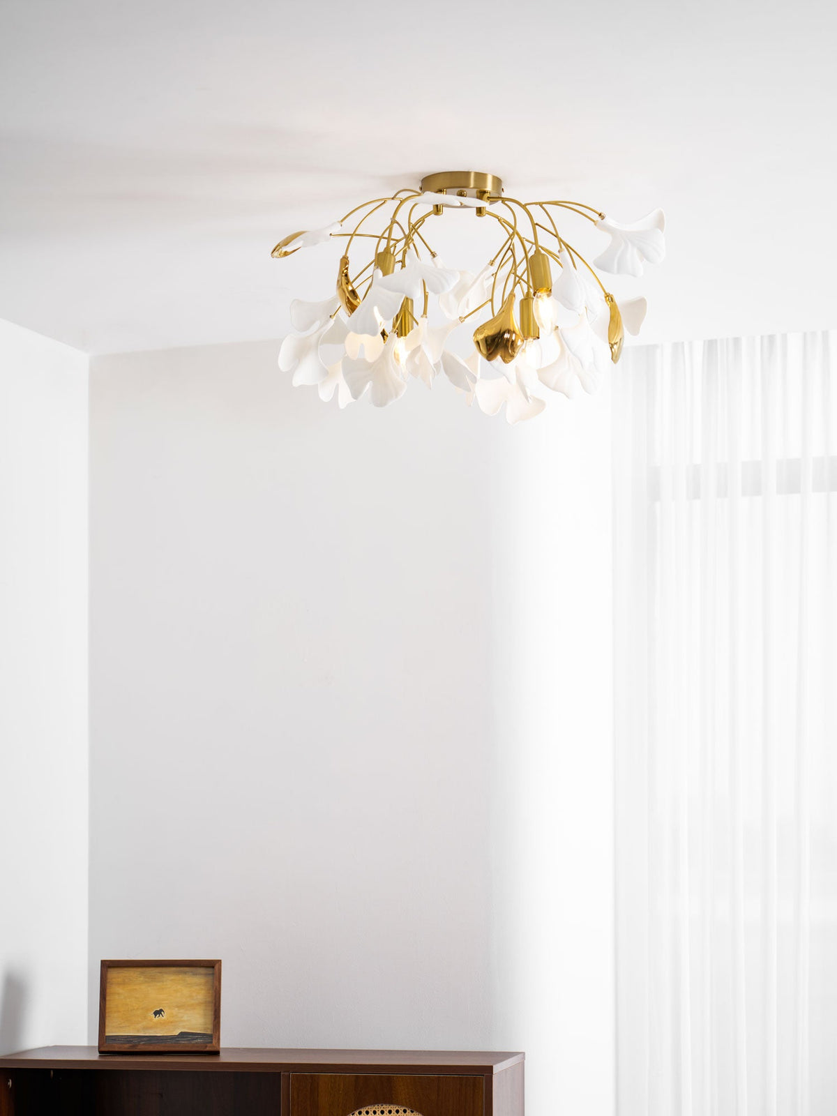 Keramische Hängelampe Ginkgo-Blatt – Goldfarbene Fassung mit weißen Blättern – Modernes, von der Natur inspiriertes Design für Wohnzimmer Esszimmer Schlafzimmer | Sansoti
