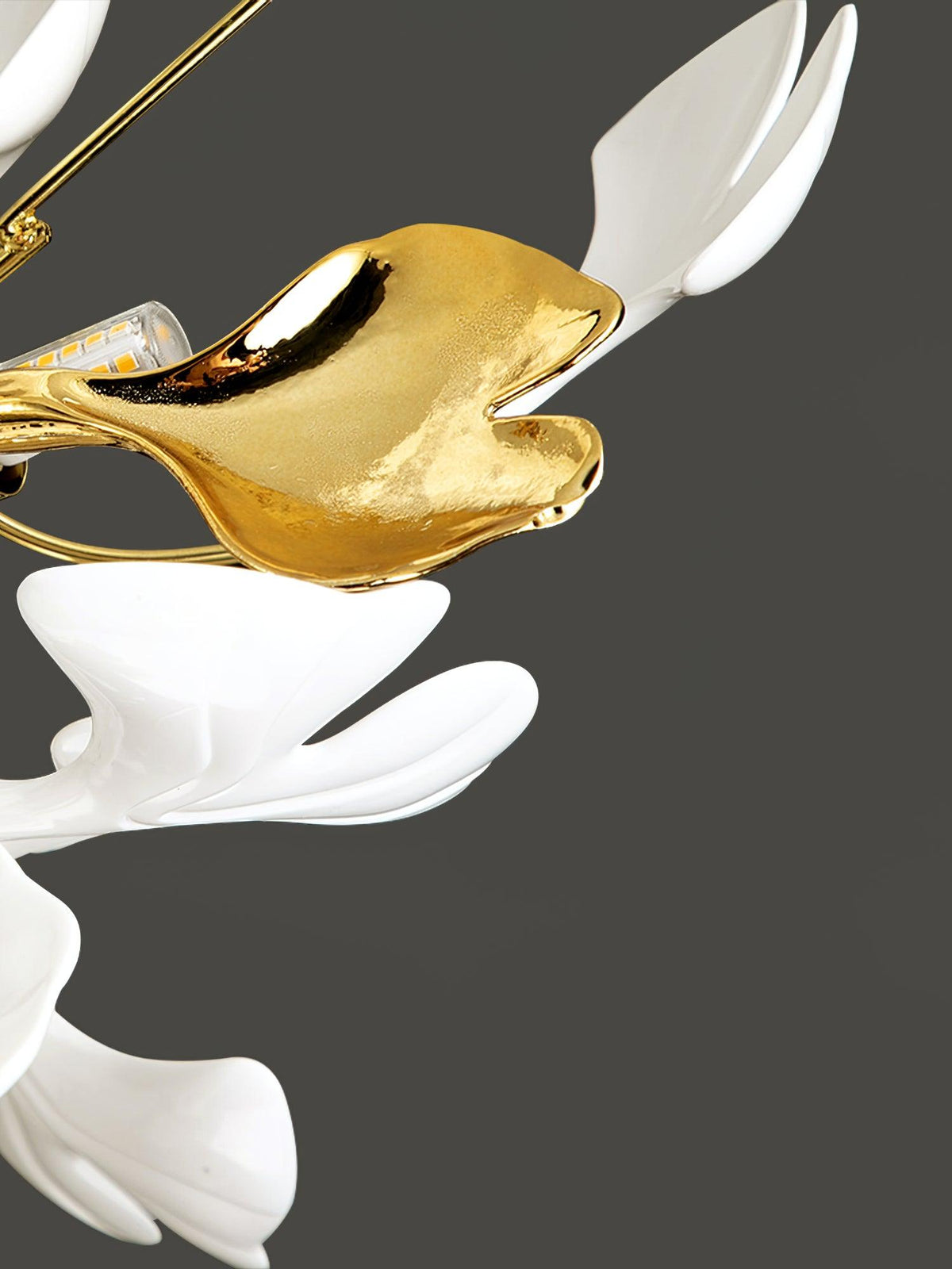 Keramische Hängelampe Ginkgo-Blatt – Goldfarbene Fassung mit weißen Blättern – Modernes, von der Natur inspiriertes Design für Wohnzimmer Esszimmer Schlafzimmer | Sansoti