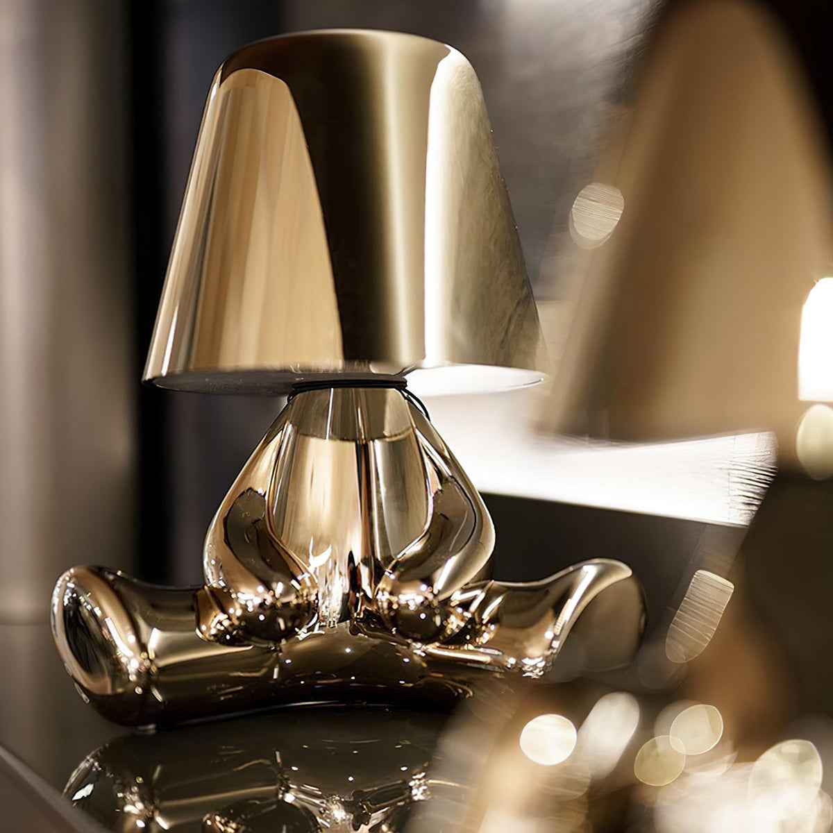 Lampe de table moderne avec sculpture – frères dorés avec batterie intégrée et LED – éclairage artistique pour salon, chambre et bureau | Sansoti