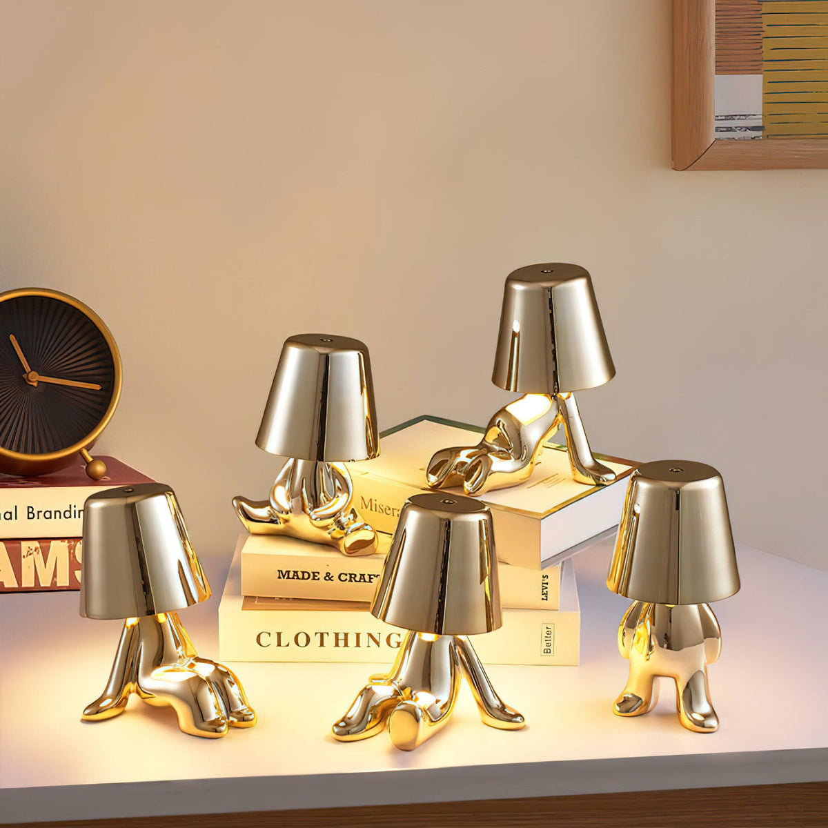 Lampe de table moderne avec sculpture – frères dorés avec batterie intégrée et LED – éclairage artistique pour salon, chambre et bureau | Sansoti