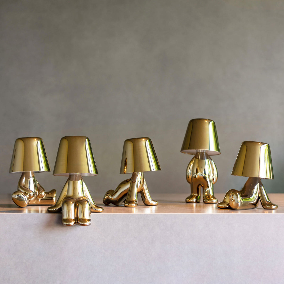 Lampe de table moderne avec sculpture – frères dorés avec batterie intégrée et LED – éclairage artistique pour salon, chambre et bureau | Sansoti