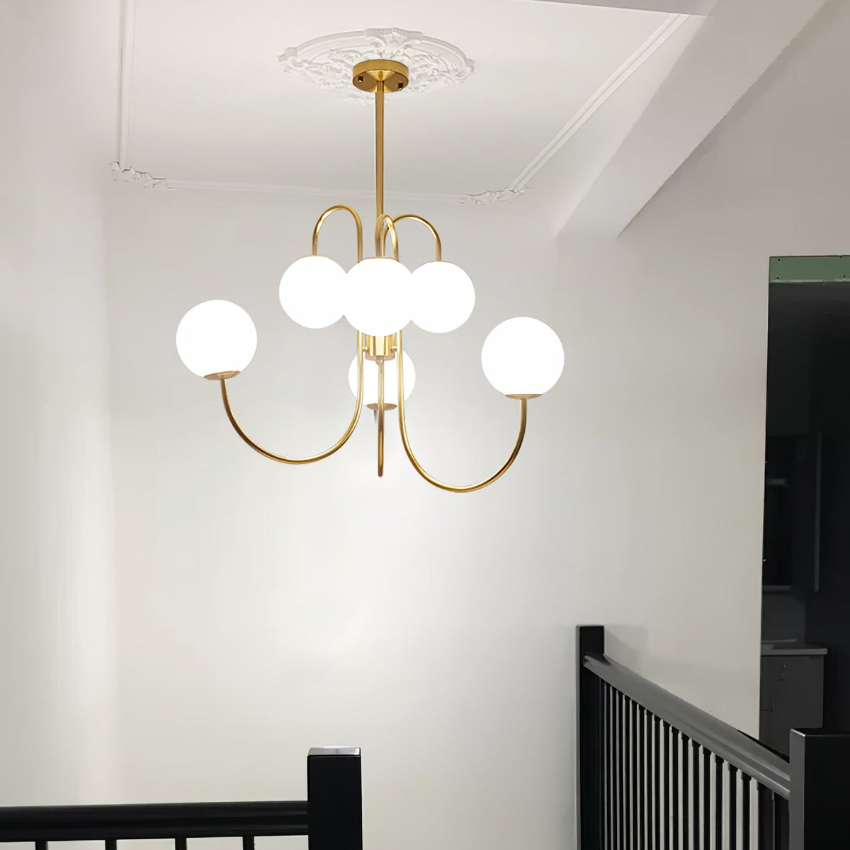 Lustre Col de Cygne Ø76 cm – Suspension 8 Lumières avec Boules en Verre Or/Noir | Sansoti