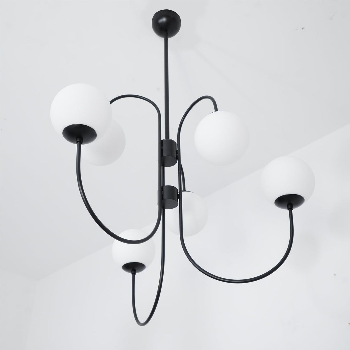Lustre Col de Cygne Ø76 cm – Suspension 8 Lumières avec Boules en Verre Or/Noir | Sansoti