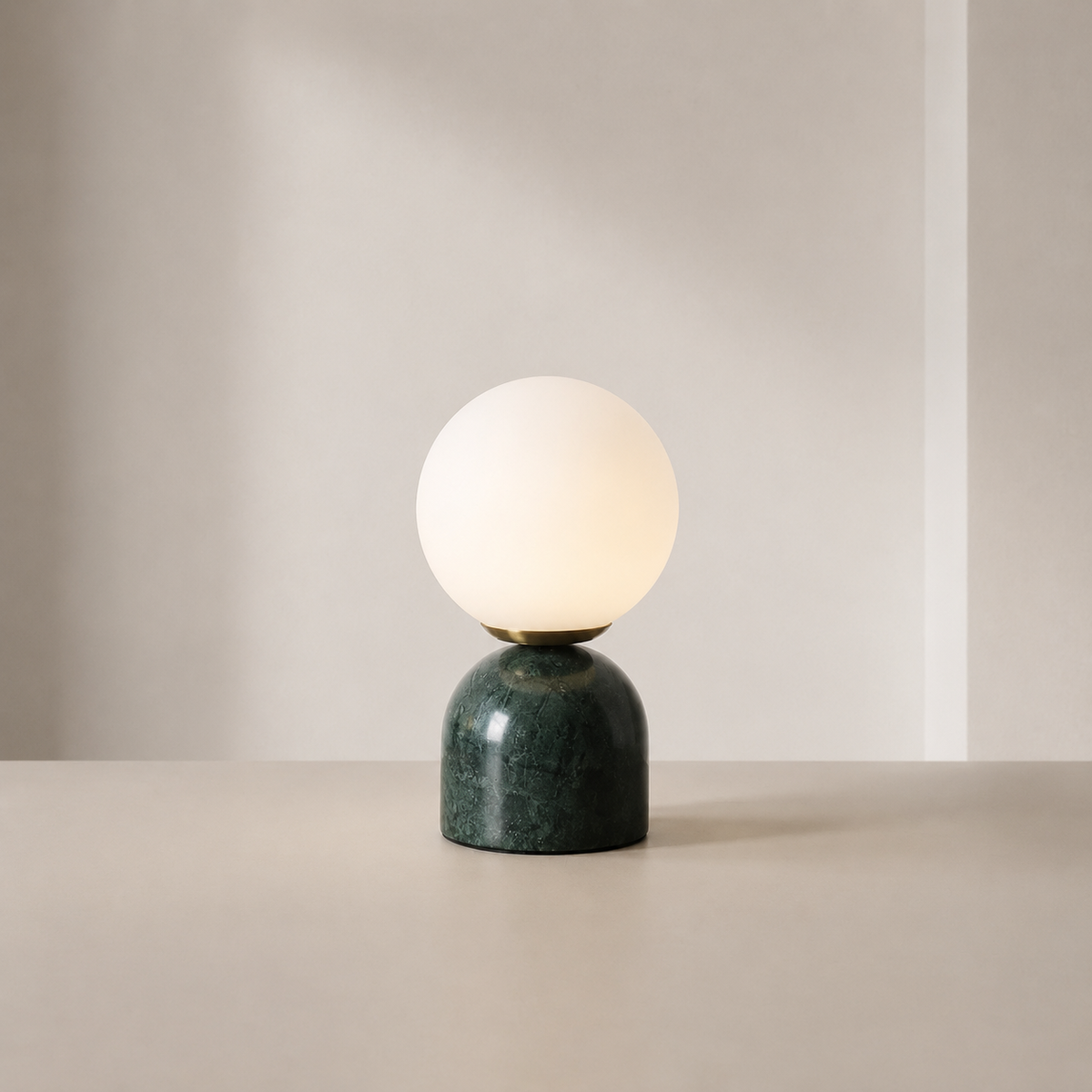 Tischlampe mit Marmorfuß und mattem Glaskugel-Schirm – Warmweiß LED 3000K – Skandinavisches Design für den Nachttisch | Sansoti