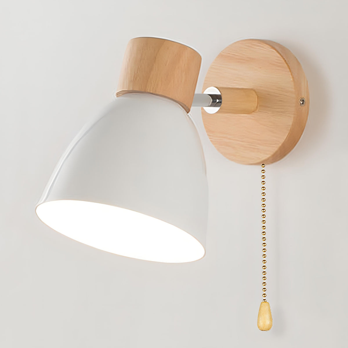 Aplique de pared escandinavo de madera con luz cálida e interruptor de cordón para interiores relajantes | Sansoti