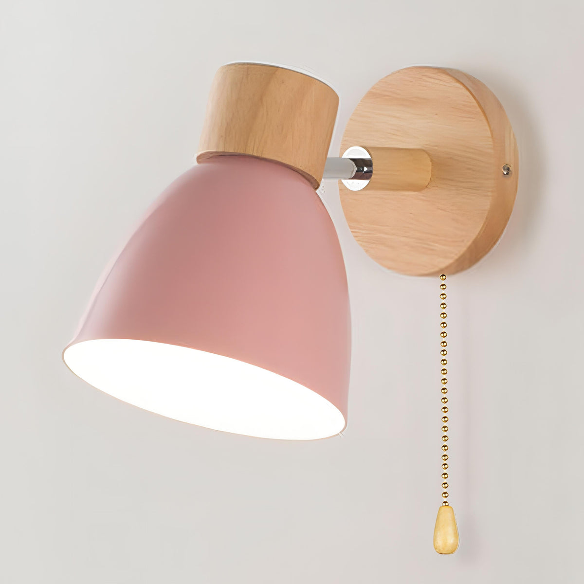 Aplique de pared escandinavo de madera con luz cálida e interruptor de cordón para interiores relajantes | Sansoti