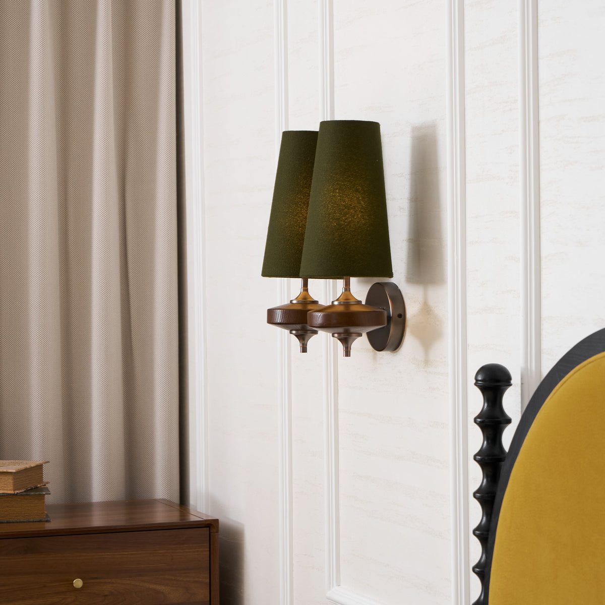 Aplique de diseño con detalles de madera y pantalla de tela, inspirado en la palmera Nikau