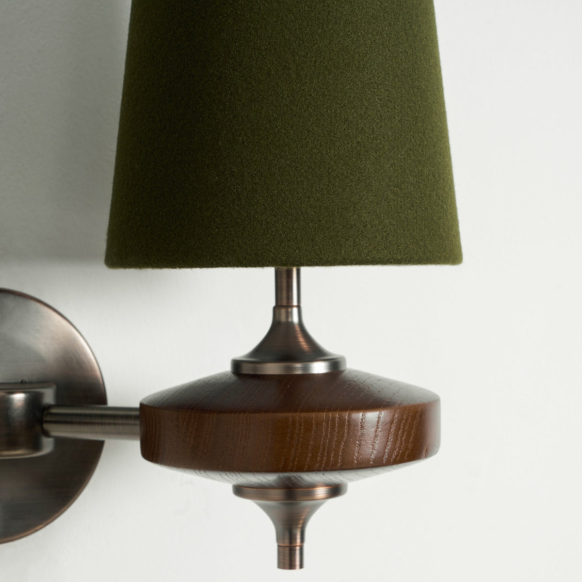 Aplique de diseño con detalles de madera y pantalla de tela, inspirado en la palmera Nikau